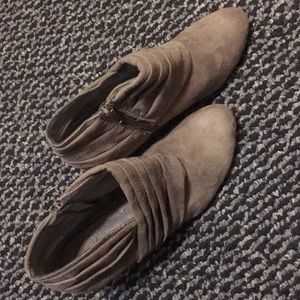 Low heel shade shoes